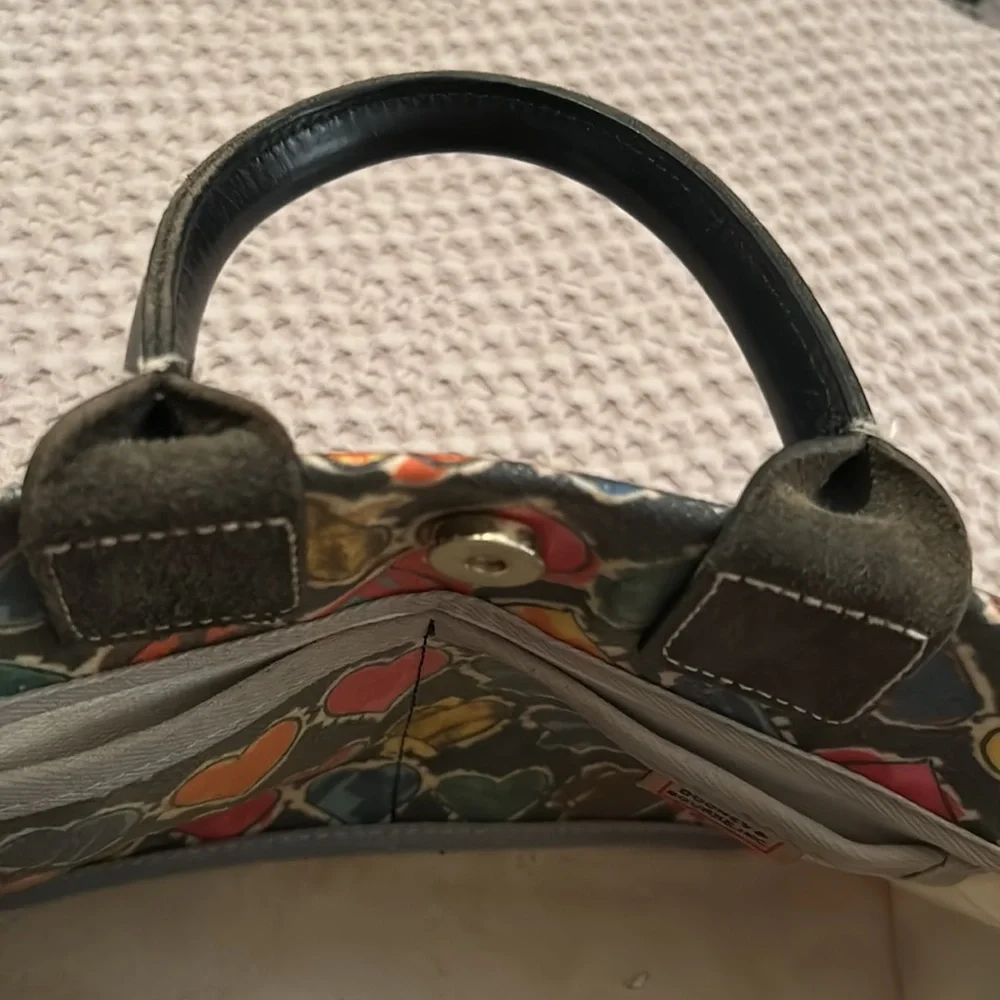 Dooney and bourke heart handbag. With removable 37” leather strap - Picture 5 of 6